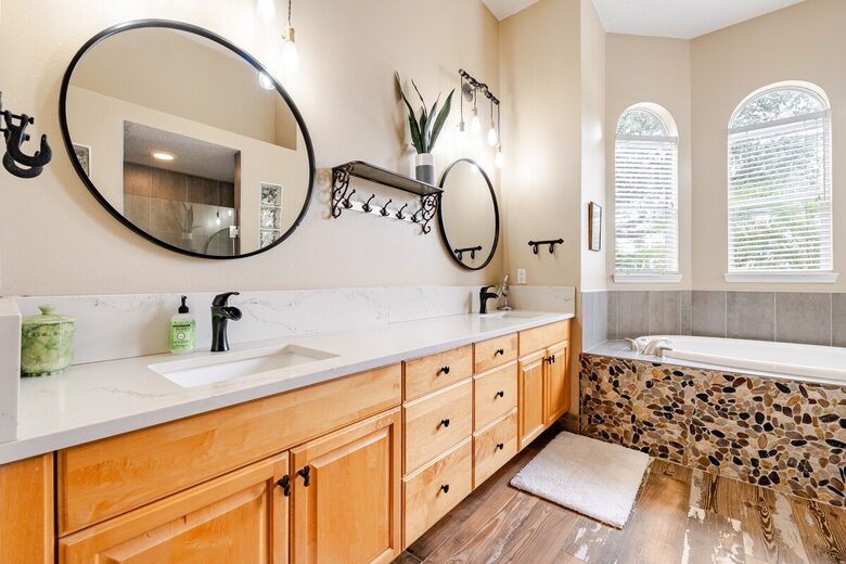 Lakefront Living with Hot Tub & Dock in the Heart of Orlando - Orlando, Florida