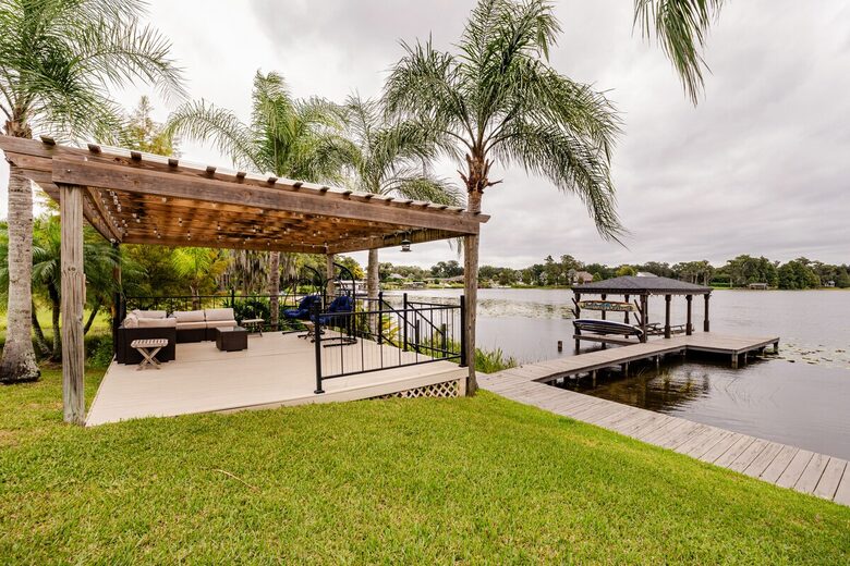 Lakefront Living with Hot Tub & Dock in the Heart of Orlando - Orlando, Florida