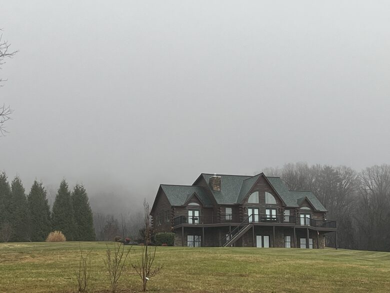 Shenandoah Valley Log Retreat with Mountain Views - Bentonville, Virginia