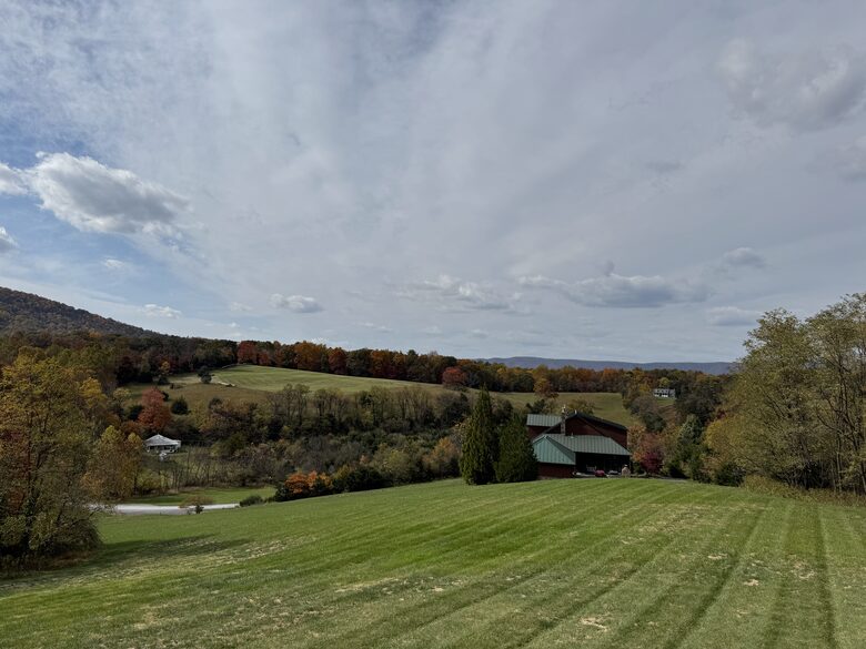 Shenandoah Valley Log Retreat with Mountain Views - Bentonville, Virginia