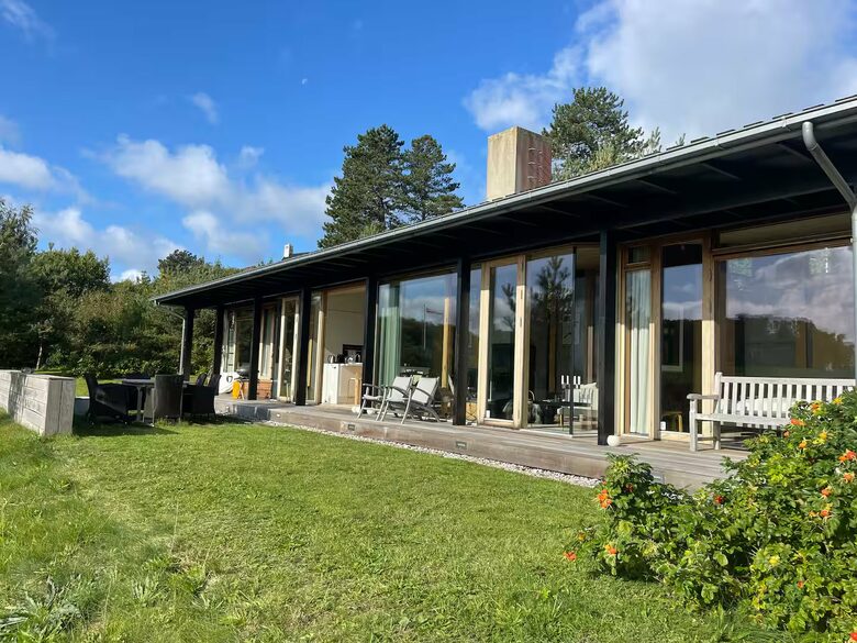 The Summerhouse: Artful Living on the Water - Ebeltoft, Denmark