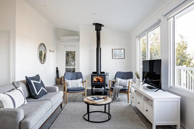 Relaxed Coastal Home Overlooking Seven Mile Beach - Gerroa, Australia