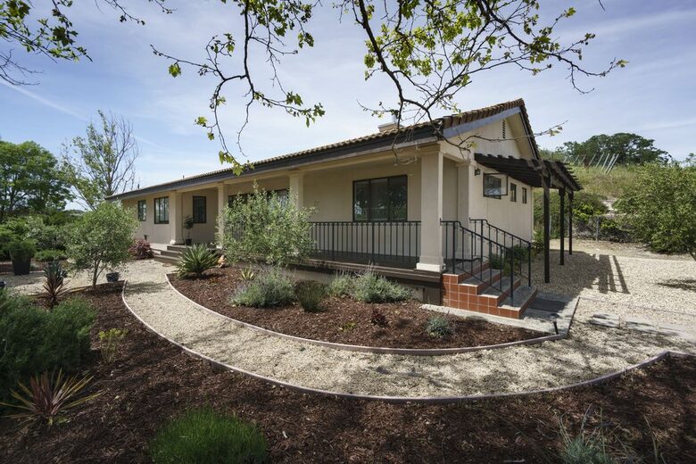 Private Vineyard Estate Retreat in Paso Robles Willow Creek District - Paso Robles, California