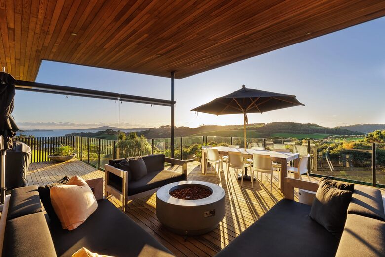 Modern Waiheke Retreat Between Mudbrick & Cable Bay - Waiheke Island, New Zealand