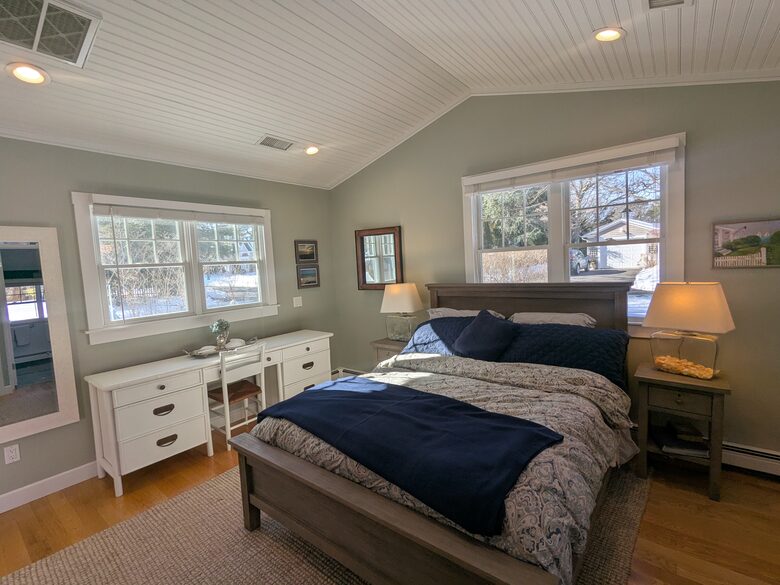 Charming Hydrangea Cottage in Osterville Village near Beaches - Osterville, Massachusetts