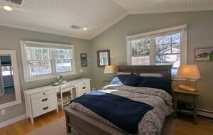 Charming Hydrangea Cottage in Osterville Village near Beaches - Osterville, Massachusetts