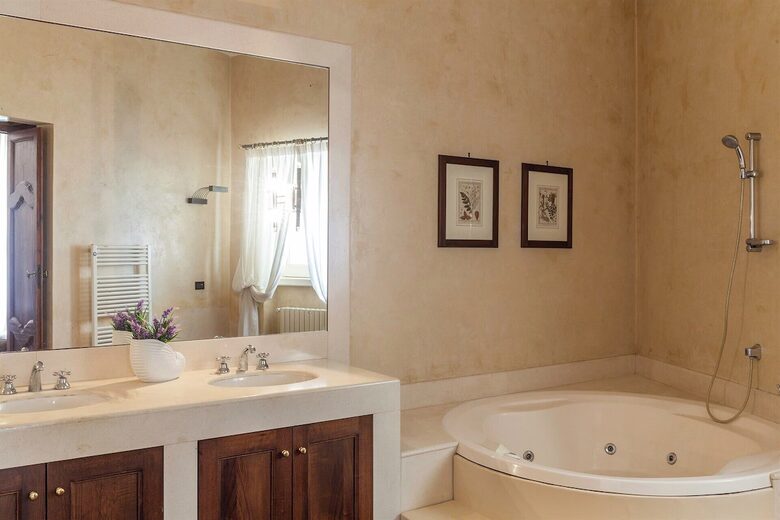En-suite bathroom with Jacuzzi bath (bedroom 1)