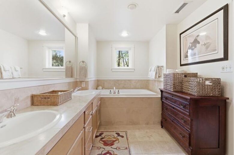 Bainbridge Island Elegant Condo near Ferry - Bainbridge Island, Washington
