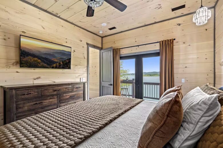 Smoky Mountain Lakeview Lodge | Indoor Pool & Private Dock - Sevierville, Tennessee