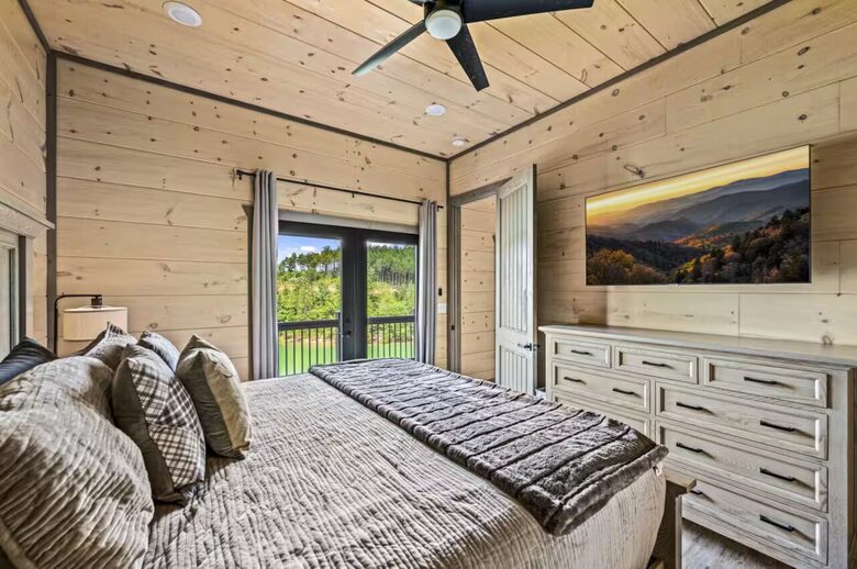 Smoky Mountain Lakeview Lodge | Indoor Pool & Private Dock - Sevierville, Tennessee
