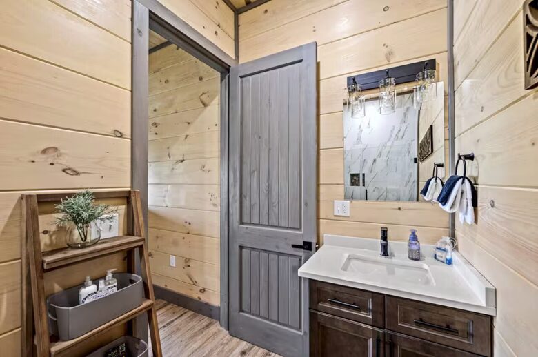 Smoky Mountain Lakeview Lodge | Indoor Pool & Private Dock - Sevierville, Tennessee