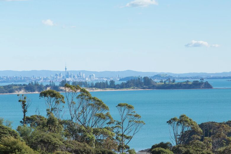 Modern Waiheke Retreat Between Mudbrick & Cable Bay - Waiheke Island, New Zealand