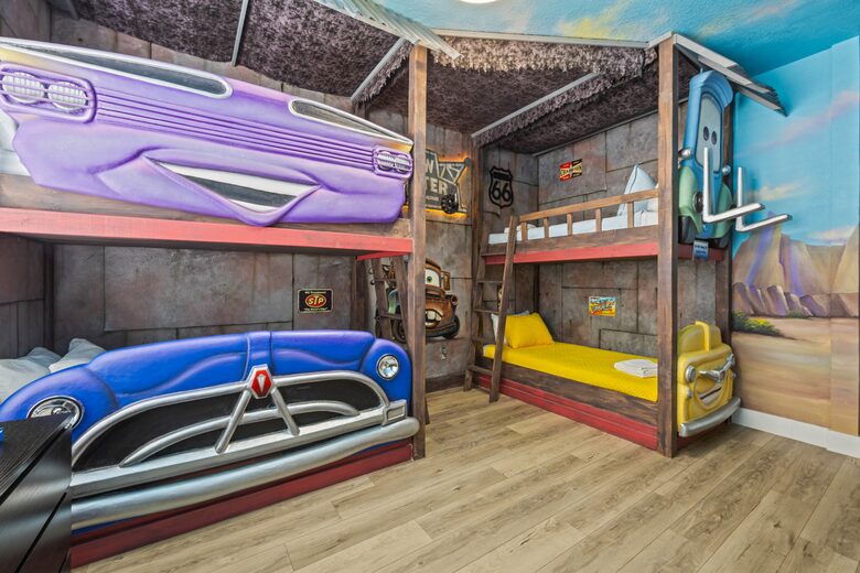 Cars room En-suite 4 extra long, built in Twin beds