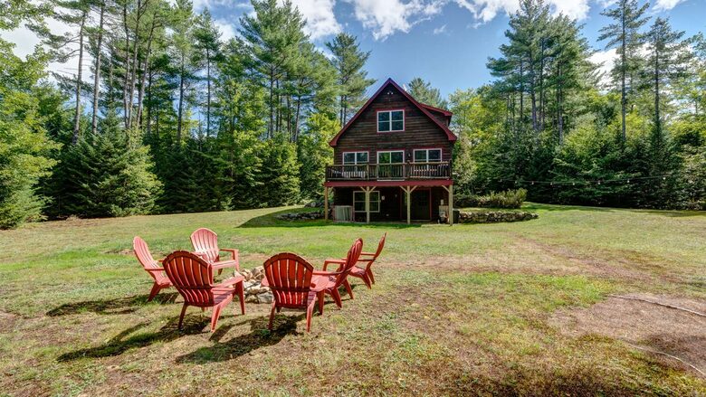 Classic Maine Chalet Near Sunday River with Firepit and Bonus Living Space - Bethel, Maine