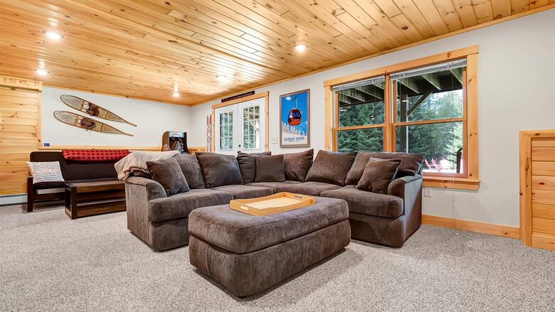 Classic Maine Chalet Near Sunday River with Firepit and Bonus Living Space - Bethel, Maine