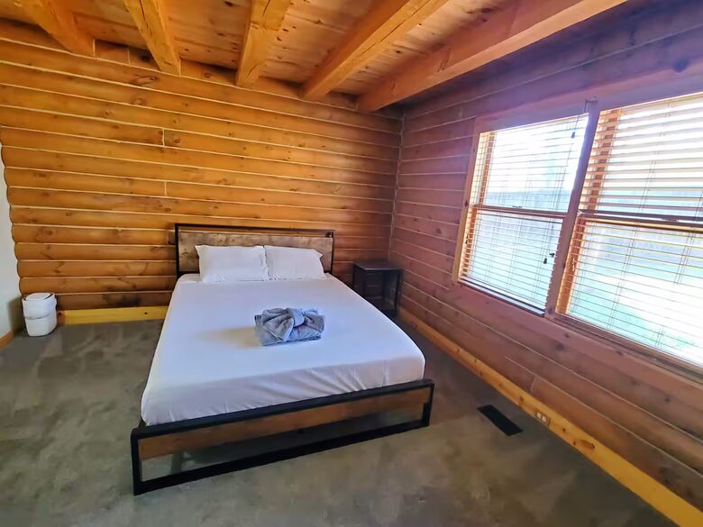 Serene Lakeside Log Cabin Retreat - Anderson, South Carolina
