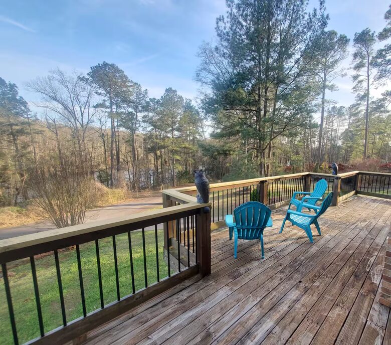 Serene Lakeside Log Cabin Retreat - Anderson, South Carolina