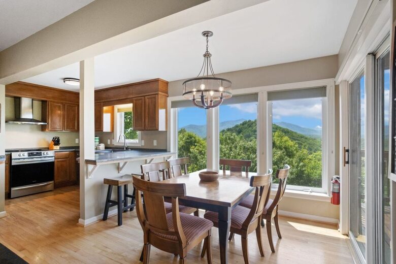 Upscale Mountain Cottage Near Downtown Blowing Rock - Blowing Rock, North Carolina