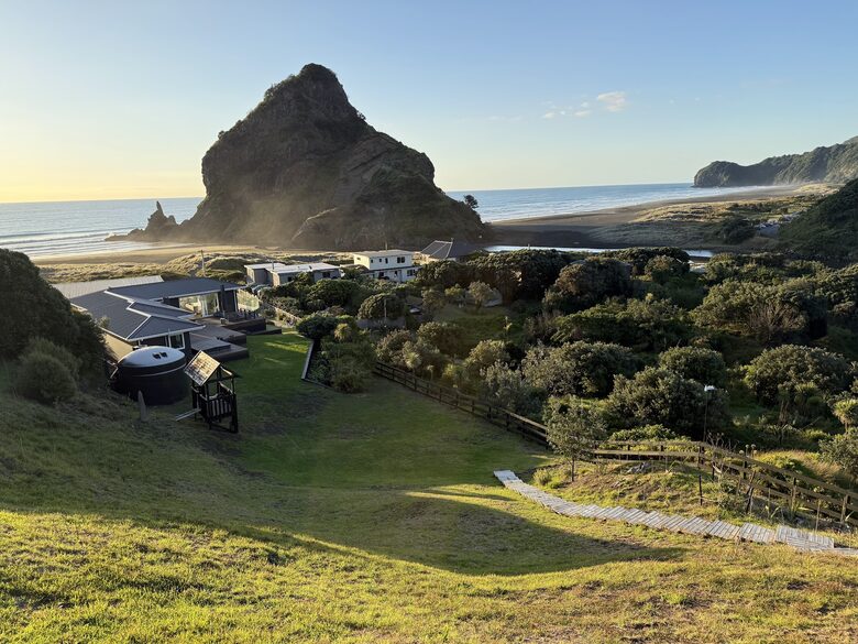 วิวของ Lion Rock ที่มองเห็นจากหลังบ้าน จากยอดเนินทรายบนที่ดิน