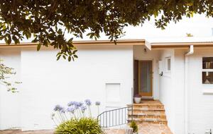 Midcentury Esmond Dorney Home with Sandy Bay Outlook - Sandy Bay, Australia
