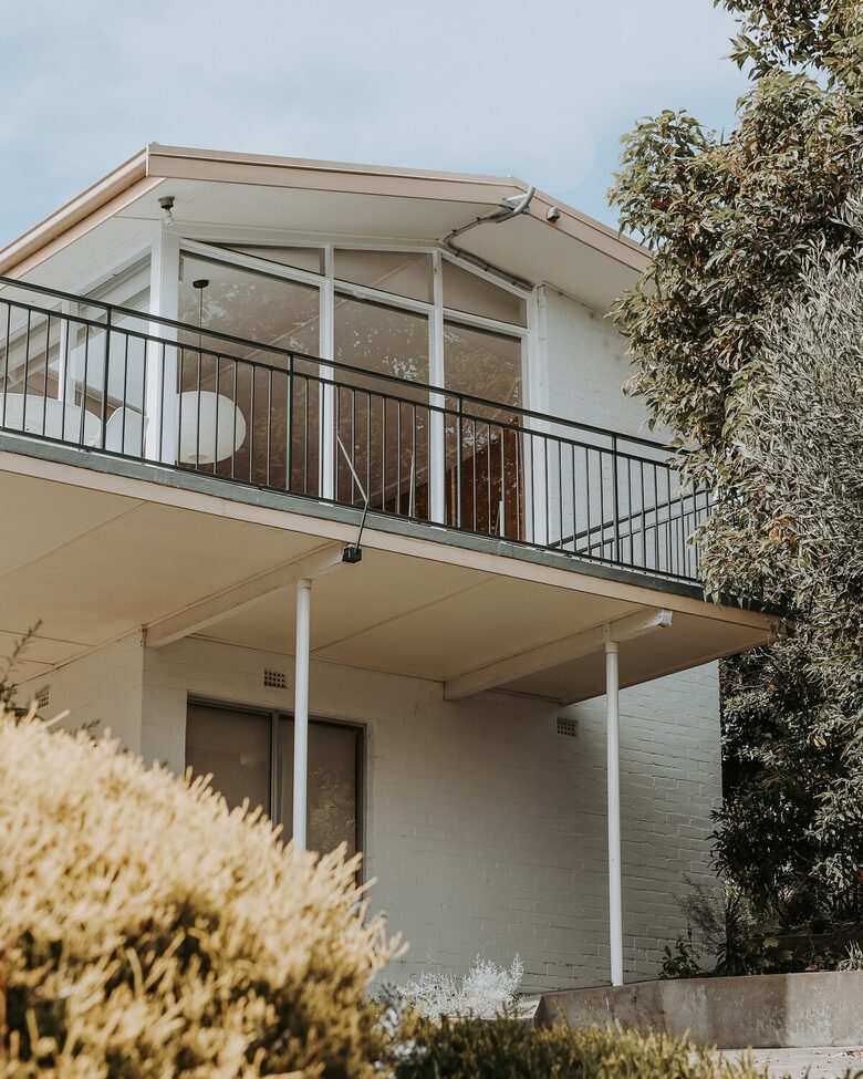 Midcentury Esmond Dorney Home with Sandy Bay Outlook - Sandy Bay, Australia