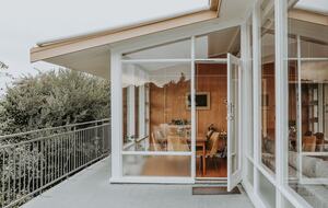 Midcentury Esmond Dorney Home with Sandy Bay Outlook - Sandy Bay, Australia