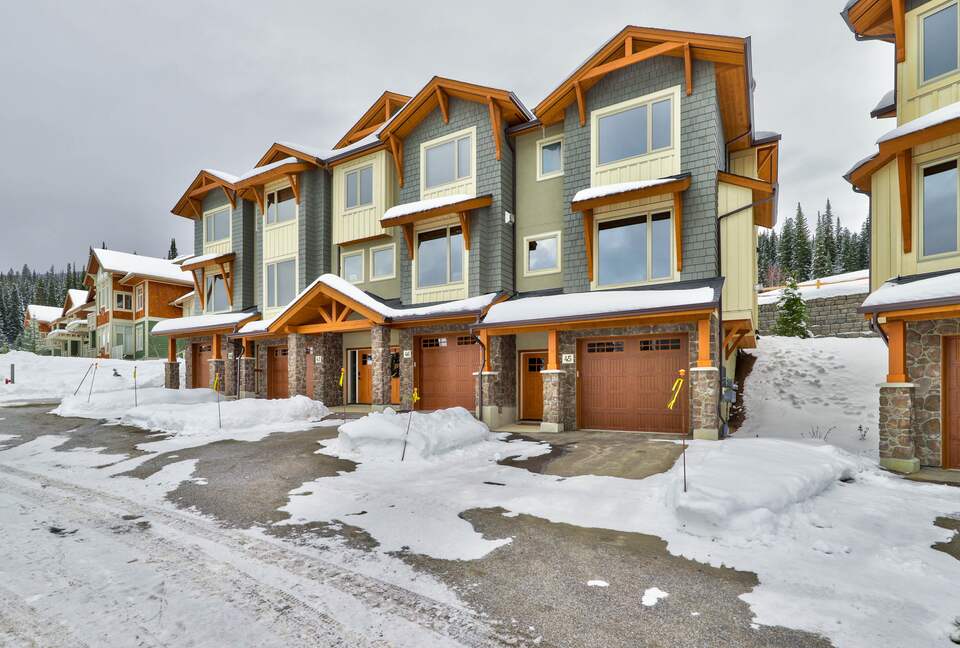 Ski-In Ski-Out Living at Echo Landing in Sun Peaks - Sun Peaks, Canada