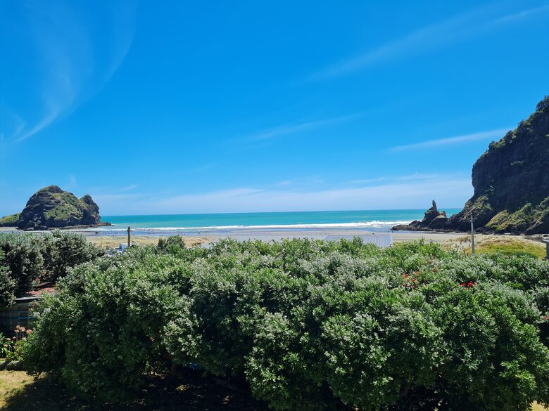 อสังหาริมทรัพย์ริมทะเลที่หันหน้าไปทางเหนือ มองเห็นชายหาดพิฮา - พิฮา, นิวซีแลนด์