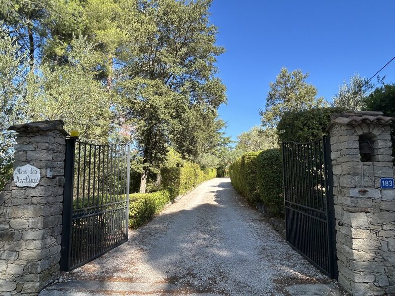 A Serene Luxury Villa in the Perfect Provence Location - Le Brûlât, France