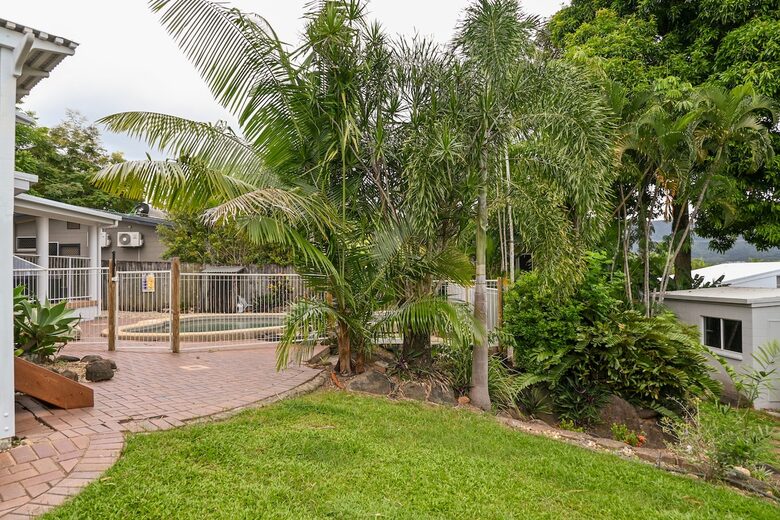 Tropical Garden Pool Retreat Near Trinity Beach - Trinity Beach, Australia