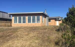 Oceanfront Mid Century Retreat with Private Beach Access in Gearhart - Gearhart, Oregon