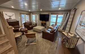 Stunning Muskoka Waterfront Retreat with Year-Round Adventure - Huntsville, Canada