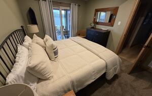 Stunning Muskoka Waterfront Retreat with Year-Round Adventure - Huntsville, Canada