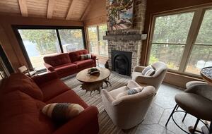 Stunning Muskoka Waterfront Retreat with Year-Round Adventure - Huntsville, Canada