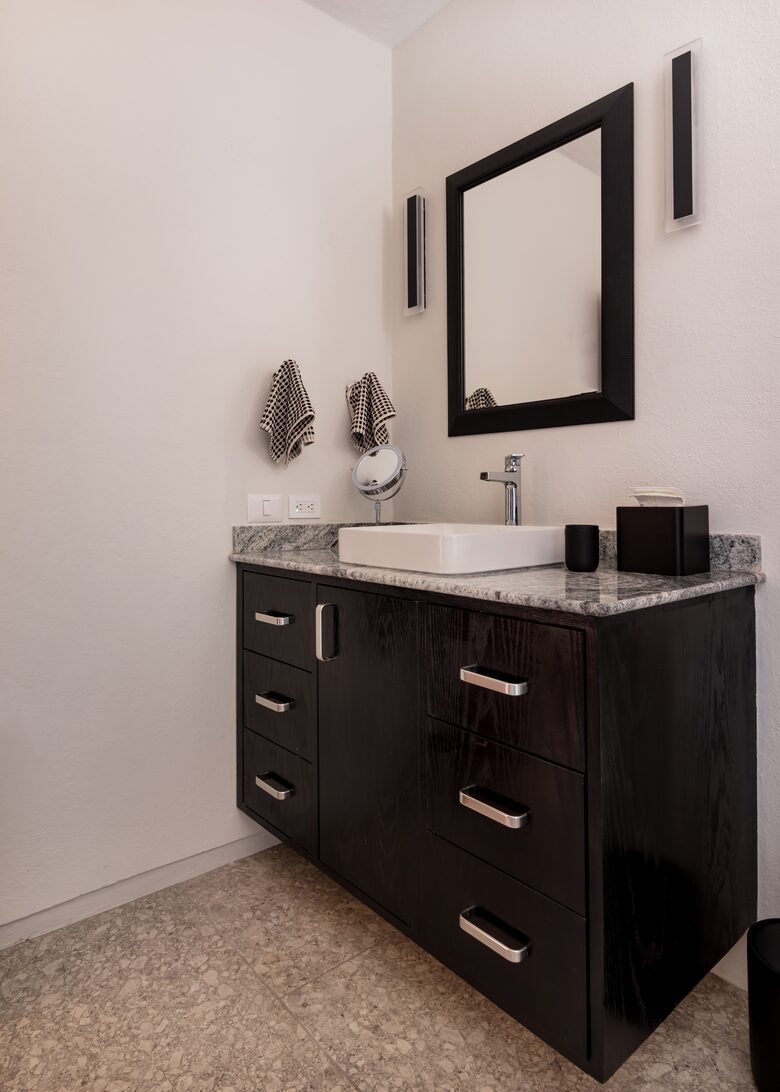 Second bedroom bath