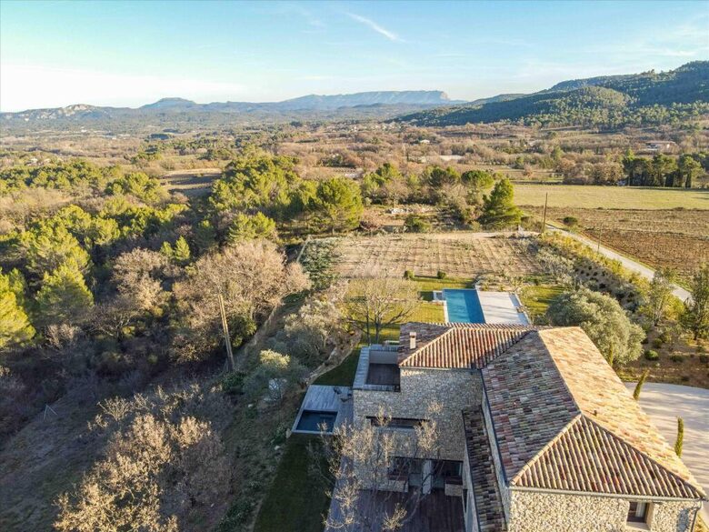 Panoramic Grandeur Facing Mont Sainte-Victoire - Le Puy-Sainte-Réparade, France