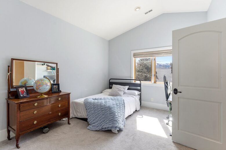 Upstairs Bedroom 2