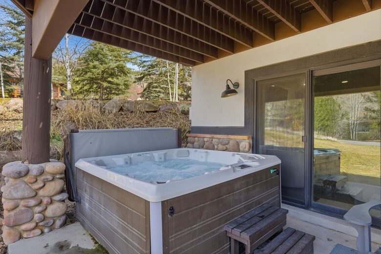 New 6 Person Hot Tub