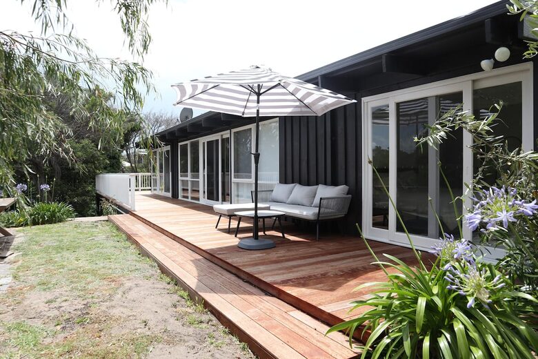 Back Beach Retreat Among the Trees in Blairgowrie - Melbourne, Australia