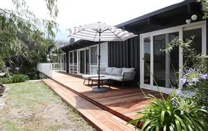 Back Beach Retreat Among the Trees in Blairgowrie - Melbourne, Australia