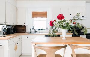A Design-Led Country Home Near Sandbanks and East Lake - Cherry Valley, Canada