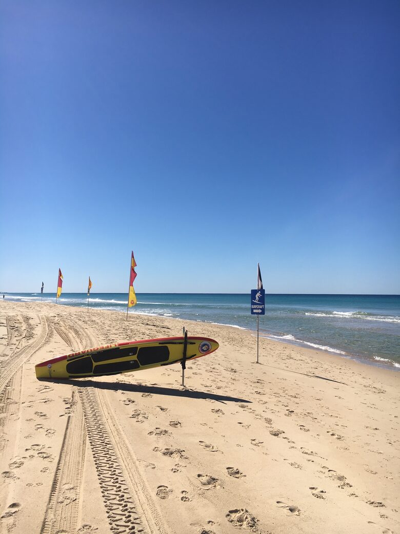 In den Schulferien patrouillieren Rettungsschwimmer am Strand vor dem Haus