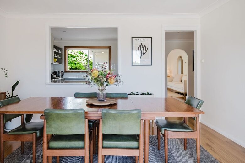 Light-Filled Coastal Living in Mollymook Beach - Mollymook Beach, Australia