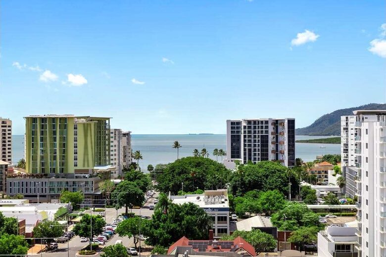 A Modern Oceanview Apartment in Cairns with Rooftop Pool & Spa - Cairns City, Australia
