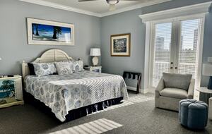 Rare 3 bed, 3 bath condo walkable to the Best Beach in Naples! - Naples, Florida