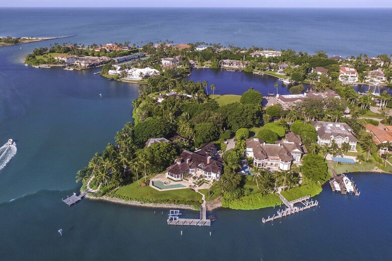 Rare 3 bed, 3 bath condo walkable to the Best Beach in Naples! - Naples, Florida