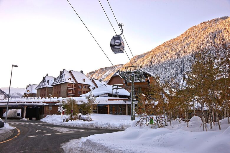 Val de Ruda Alpine Retreat – Elegância com acesso direto às pistas – Baqueira, Espanha