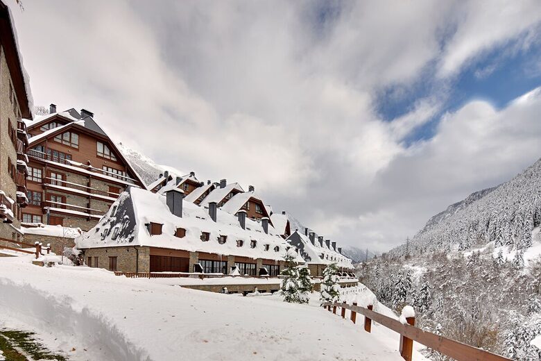 Val de Ruda Alpine Retreat – Elegância com acesso direto às pistas – Baqueira, Espanha
