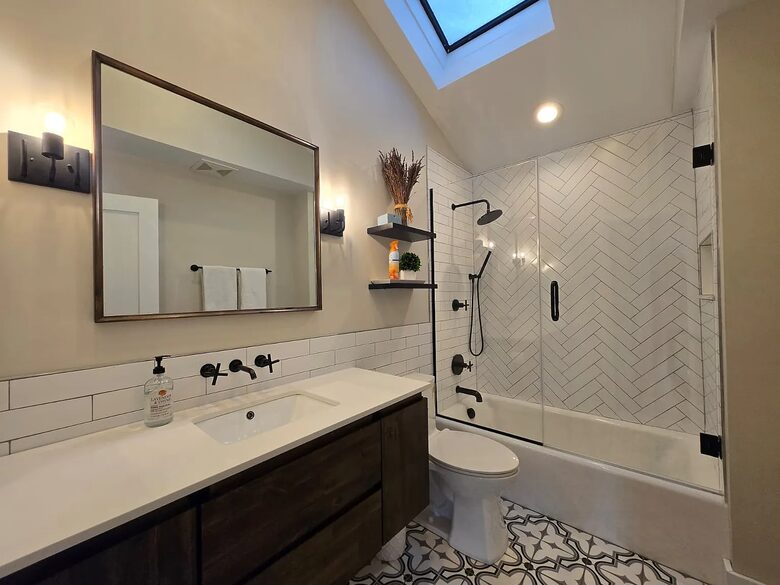 Light-Filled Hamptons Escape with Expansive Living - Southampton, New York