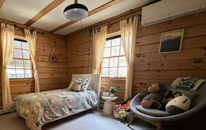 Private Catskills Log Retreat Near Woodstock - Bearsville, New York